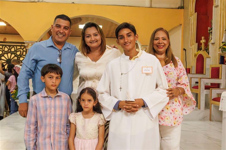Familia reunida en una celebración religiosa