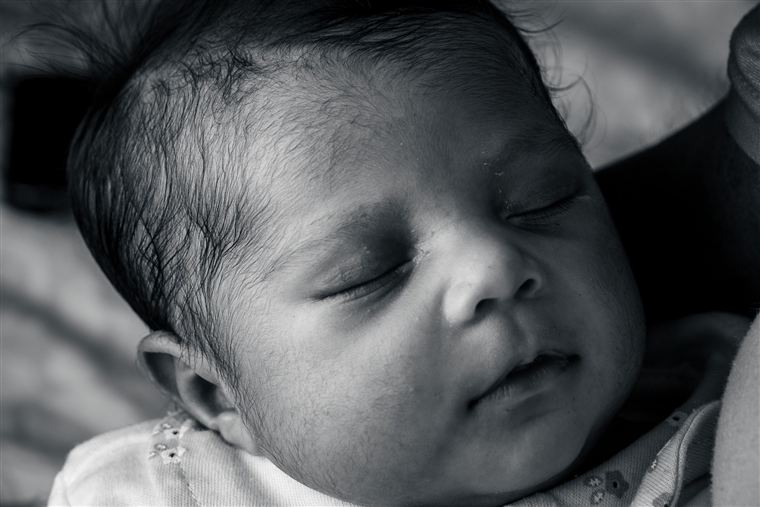 Recién nacido dormido, en blanco y negro