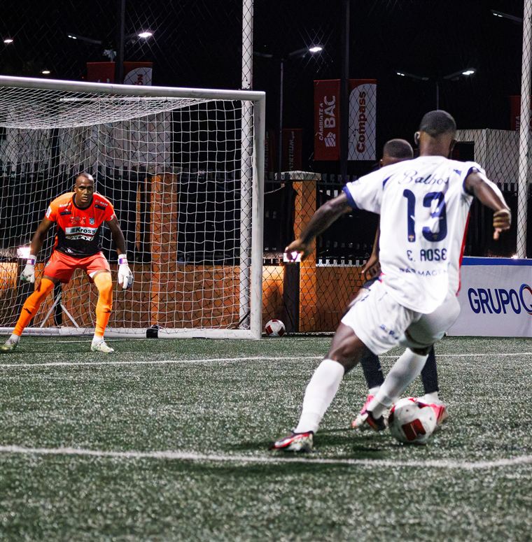 Jugador con el número 13 frente al portero