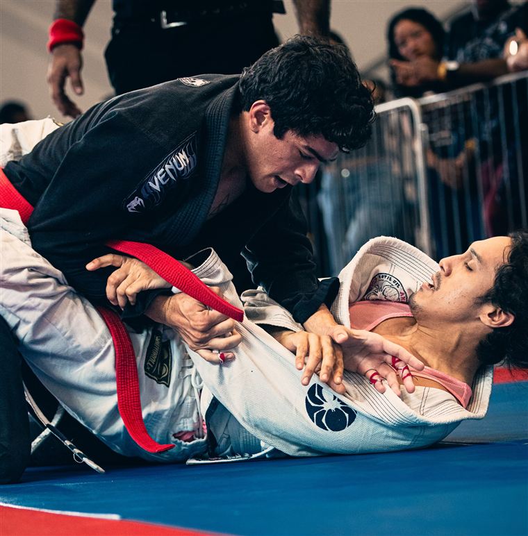Luchadores de jiu-jitsu durante una sumisión