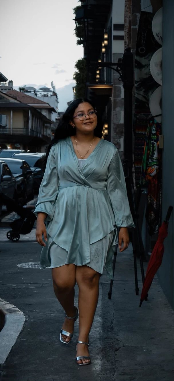 Retrato caminando por una calle del Casco Antiguo al atardecer