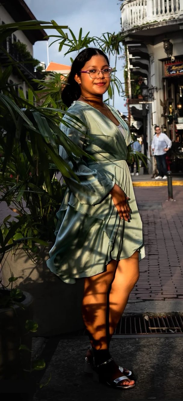 Retrato en exteriores con vestido verde en el Casco Antiguo